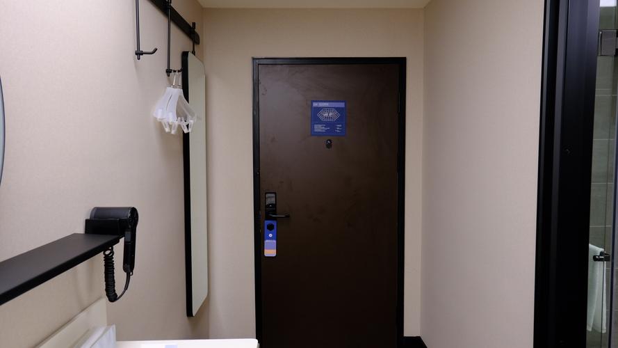 Do Hotel Doors Lock Automatically? Understanding Hotel Door Security 6