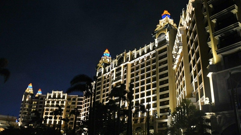 Do Hotels Lock Their Doors at Night? 1