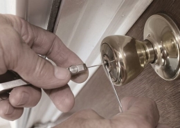How to Unlock a Deadbolt Without a Key with 5 Useful Ways